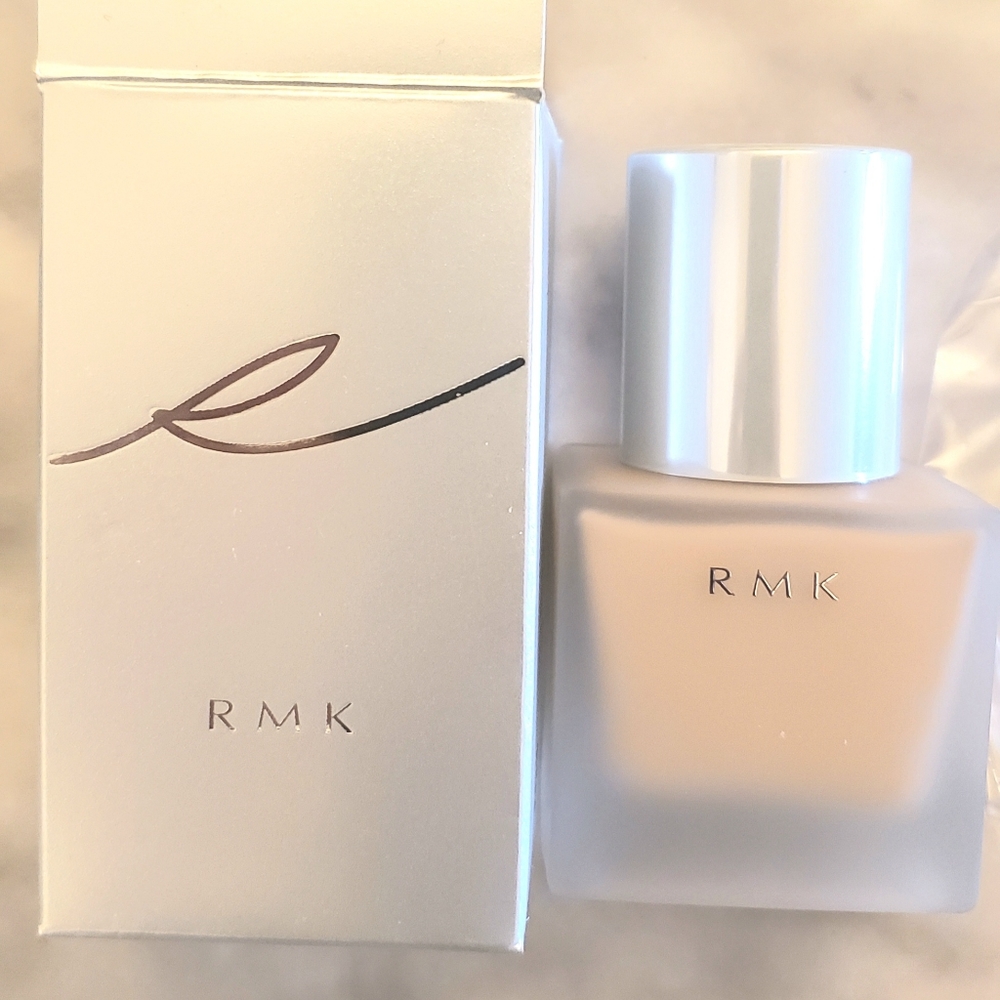 (New in the box) RMK creamy foundation 102